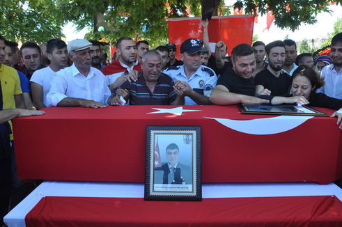 Hakkari Şemdinli ilçesi Aktütün bölgesinde şehit olan Uzman Çavuş Mustafa Altınel'in cenazesi Kütahya Tavşanlı ilçesinde gözyaşları içinde toprağa verildi.