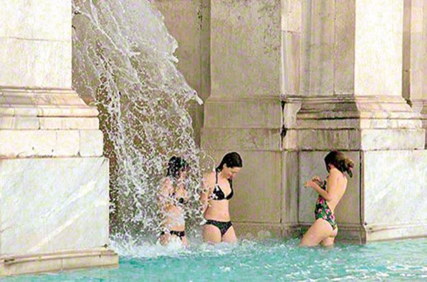 İtalya'da sıcaktan bunalan 3 turist kadın tarihi çeşmeye girdi
