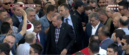 Cumhurbaşkanı Tayyip Erdoğan, 11. Cumhurbaşkanı Abdullah Gül ile birlikte cenaze törenine geldi