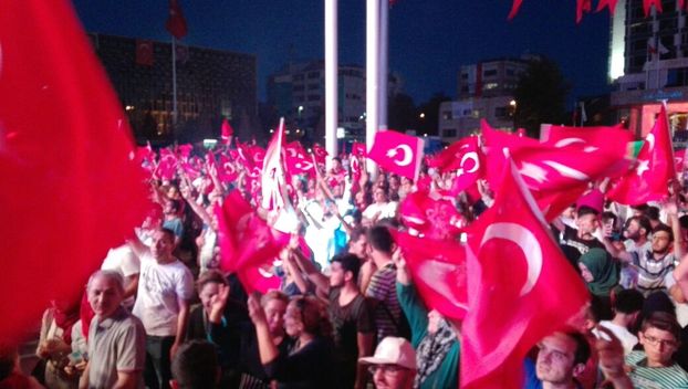 Taksim Meydanı'nda on binler darbe girişimine karşı biraraya geldi
