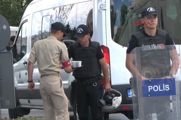 Kuzey Deniz Saha Komutanlığı'nda askerden polise çay ikramı
