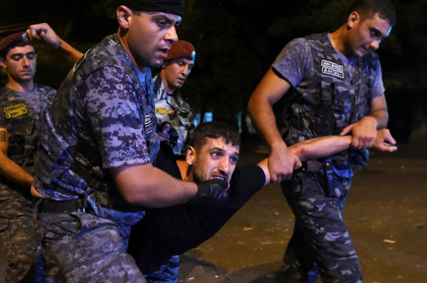 Ermenistan'da silahlı grubu destekleyen göstericilerle polis arasında çatışma