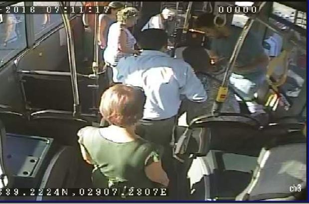 Muğla'da kalp krizi geçiren yolcu için mücadele otobüs kamerasında!