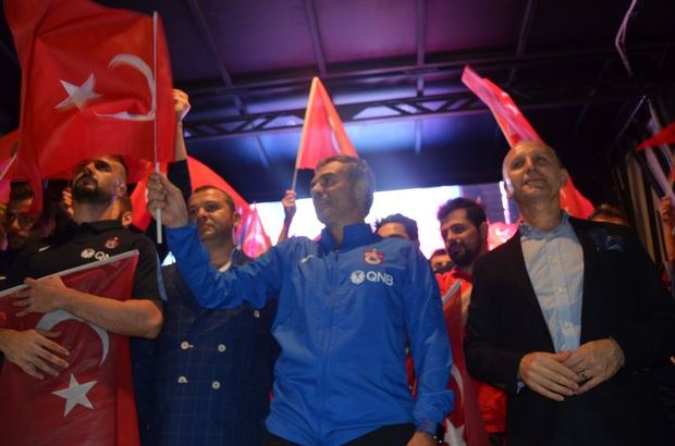Trabzonspor Başkanı Muharrem Usta, yöneticiler, Teknik Direktör Ersun Yanal ve futbolcular, vatandaşlarla birlikte demokrasi nöbetine destek verdi
