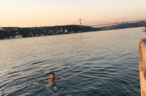 Sinan Tuzcu, İstanbul’da denize girmeyi tercih etti