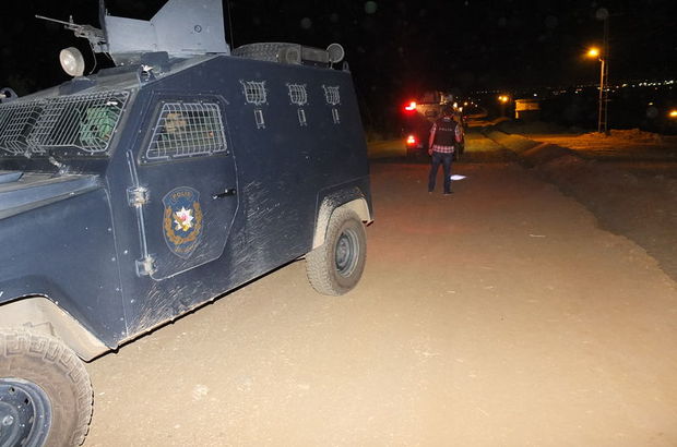 Muş'ta zırhlı polis aracına el bombalı saldırı girişimi
