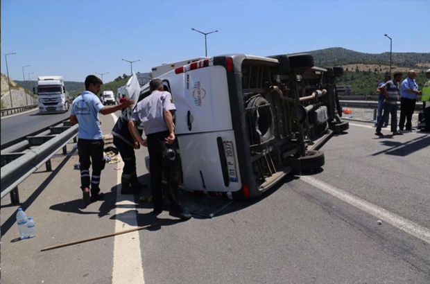 Mersin'de yolcu minibüsü devrildi