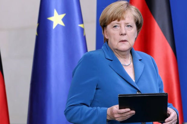 Merkel'den darbe girişiminin ardından Türkiye açıklaması