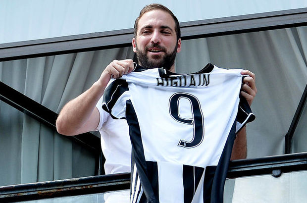 Juventus, Napoli'den 90 milyon Euroya transfer ettiği Gonzalo Higuain'i basına tanıttı
