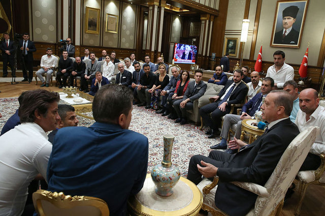 Cumhurbaşkanı Erdoğan demokrasi nöbetindeki ünlüleri kabul etti