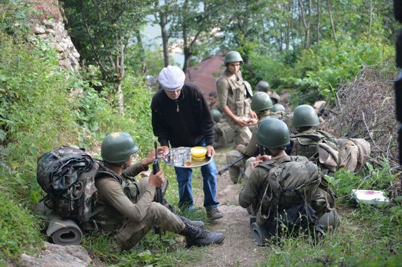 PKK'lı teröristlerce 3 askerin şehit edildiği Ordu Mesudiye'de başlatılan operasyona katılan askerlere vatandaşlar yiyecek ve içecek ikram etti.