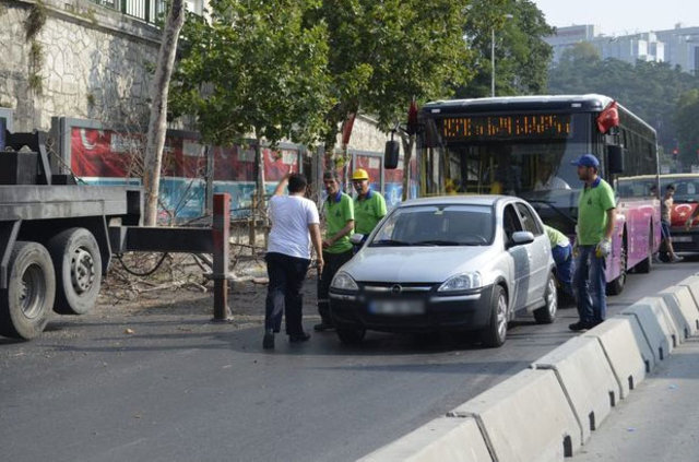 Beyoğlu'nda bir sürücü işçilere silah çekti