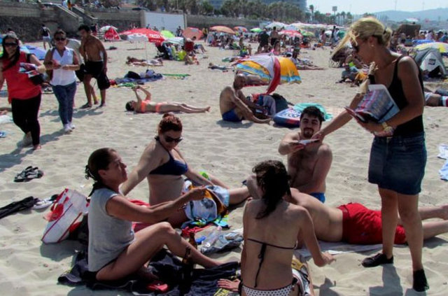 CHP'liler Çeşme'de plaja girip tatilcileri mitinge çağırdı