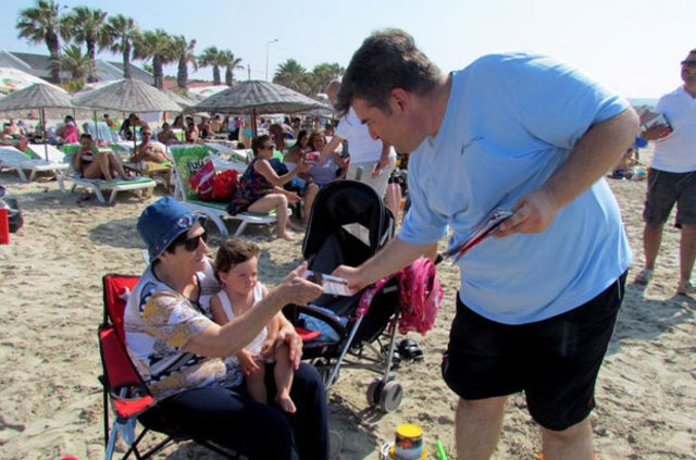 CHP'liler Çeşme'de plaja girip tatilcileri mitinge çağırdı
