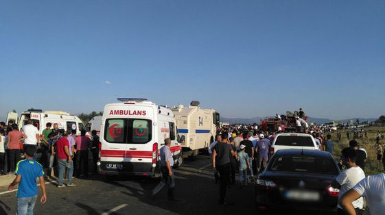 Bingöl'deki hain saldırı sonrası olay yerine çok sayıda ambulans sevk edildi. Çevredeki vatandaşlar ise yaralı polislere yardım için seferber oldu