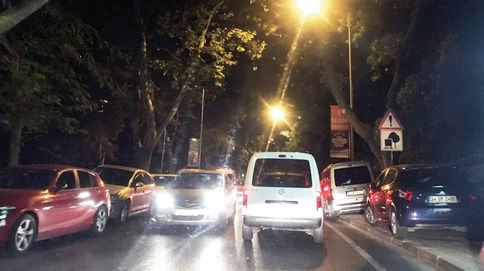 Cumartesi günü saat 23.00... Kireçburnu’nda gece pikniği yapanların araçları yolları zapt etmiş...