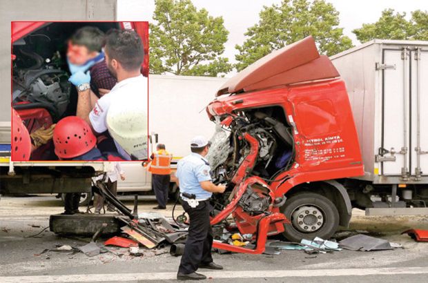 Kamyonet kamyona çarptı yaralı sürücü araçta sıkıştı