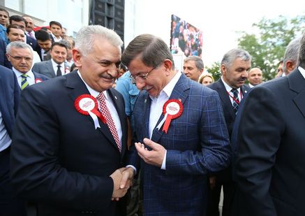 AK Parti Genel Başkanı ve Başbakan Binali Yıldırım, AK Parti'nin kuruluşunun 15. yıl dönümü dolayısıyla Genel Merkez'de düzenlenen programa katıldı. Programa eski Başbakan Ahmet Davutoğlu da katıldı. 