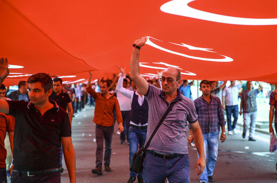 AK Parti'nin 15. kuruluş yıl dönümü etkinlikleri kapsamında, 1kilometre uzunluğundaki dev Türk Bayrağını taşıyan 6 bin vatandaş AK Parti Genel Merkezi binasına yürüdü. Beştepe'de, Cumhurbaşkanlığı Külliyesi çevresinde toplanarak yürüyüşe başlayan vatandaşlar, 4 metre eninde 1 kilometre uzunluğunda dev Türk Bayrağı taşıdı.