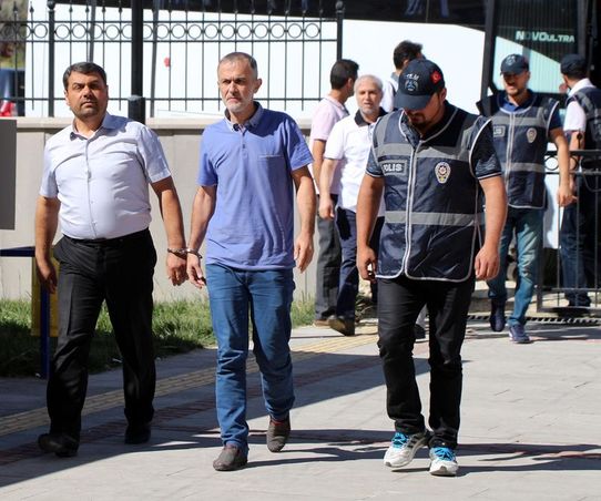 Burdur'da FETÖ operasyonunda 6 polis tutuklandı