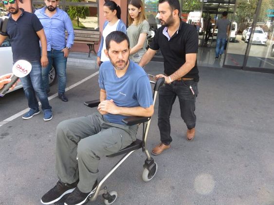 Akfa Holding Yönetim Kurulu Başkanı Faruk Aktaş, geçirdiği bisiklet kazası nedeniyle tekerlekli sandalye ile gözaltına alındı.