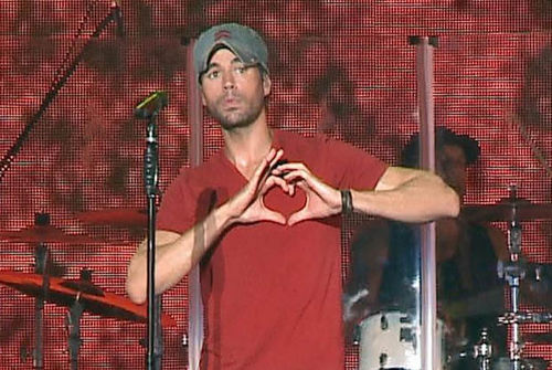 Iglesias, hayranlarına olan sevgisini elleriyle kalp yaparak belirtti