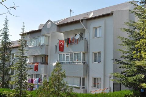Van'da önceki gün düzenlenen terör saldırısında ağır yaralanan ve kaldırıldığı hastanede kurtarılamayan şehit polis memuru Muhammet Acar'ın Eskişehir'deki baba ocağında yas var. Acar'ın ailesine ait evin balkonuna Türk bayrağı asıldı.