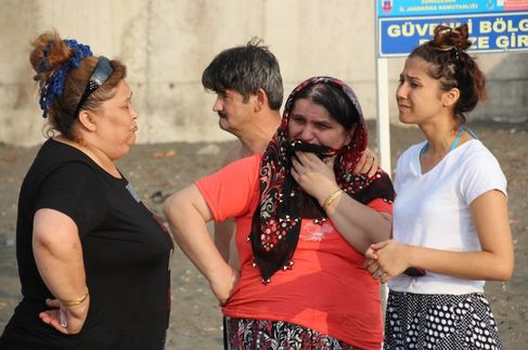 Zonguldak'ın Ereğli ilçesinde Serhat Uludağ'ı arama çalışmaları sırasında annesi Ayşe Uludağ (eşarplı) gözyaşlarına boğuldu.