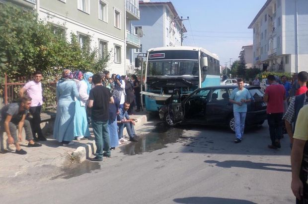 Kütahya Halk otobüsü ile otomobil çarpıştı: 10 yaralı