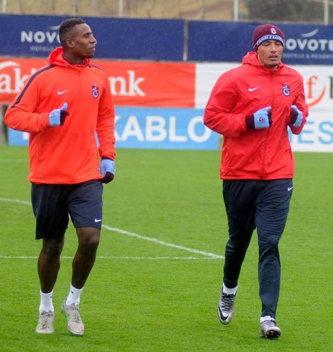 Douglas Franco Teixeira (Solda) ve Oscar Cardozo (Sağda)