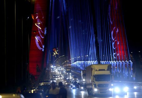 Yavuz Sultan Selim Köprüsü, akşam saatlerinde araç trafiğine açıldı.