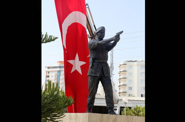 Mersin'de Şehit Astsubay Ömer Halisdemir'in heykeli dikildi