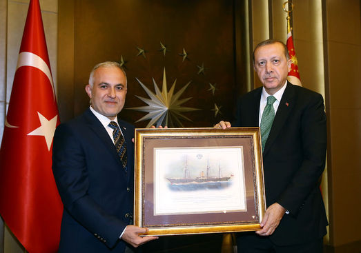 Cumhurbaşkanı Erdoğan, Kerem Kınık ile Kızılay'ın yönetim ve denetim kurulu üyelerini Tarabya'daki Huber Köşkü'nde kabul etti. Kınık, Cumhurbaşkanı Erdoğan'a tablo hediye etti.