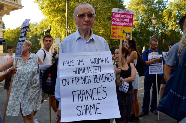 Fransa'daki tesettür mayo yasağı Londra'da protesto edildi