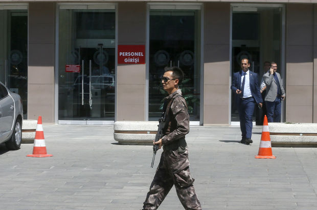 İstanbul’da 33 adliye personeli daha FETÖ üyeliğinden tutuklandı