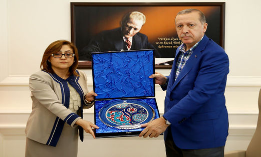 Cumhurbaşkanı Recep Tayyip Erdoğan, Gaziantep Büyükşehir Belediyesini ziyaret etti. Ziyarette Gaziantep Büyükşehir Belediye Başkanı Fatma Şahin, Cumhurbaşkanı Erdoğan'a hediye takdim etti.