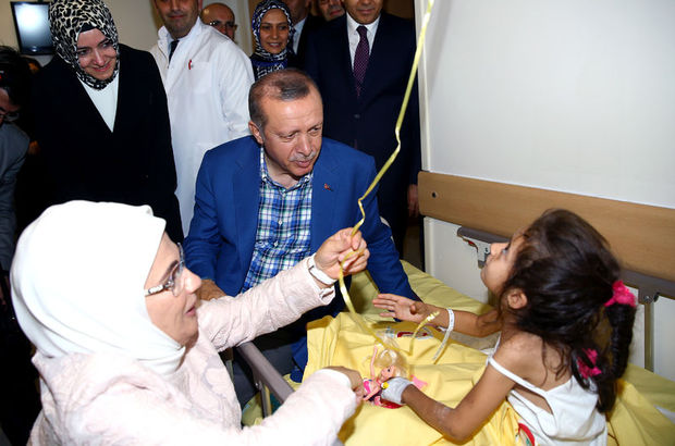 Erdoğan, terör saldırısında yaralananları hastanede ziyaret etti