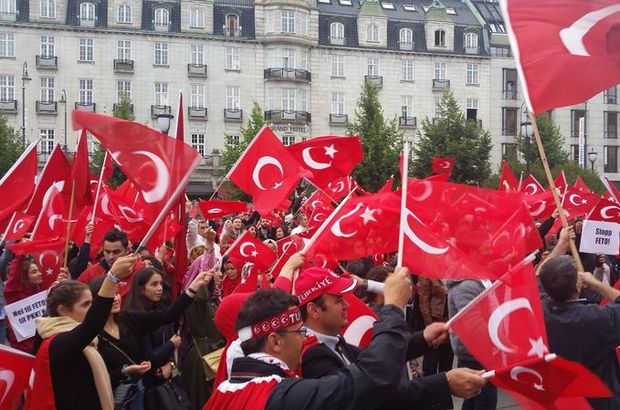 Norveç'te Türkler darbe ve teröre karşı yürüdü
