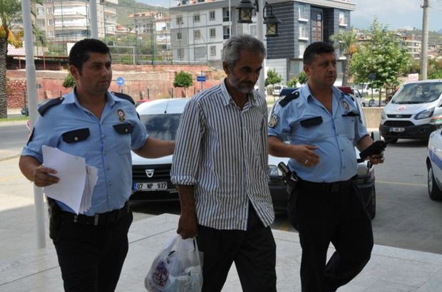 Antalya'da camide uyuyan adamın cep telefonu çalındı