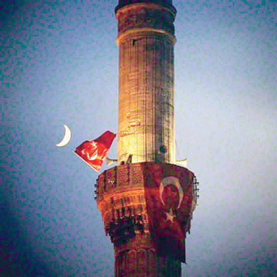 En çok beğeniyi, nostaljik fotoğraflar değil Türk bayraklı cami fotoğrafı aldı.