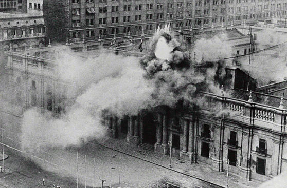 Şili Başkanlık Sarayı La Moneda, 11 Eylül 1973 sabahı bombalanırken... Devlet Başkanı Salvador Allende, sarayın içinde can verdi.