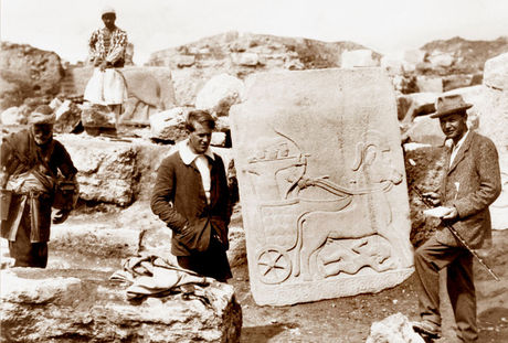 İngiliz casus Lawrence, 1909’da 23 yaşında iken arkeolog Leonard Wooley ile beraber Karkamış kazılarında.