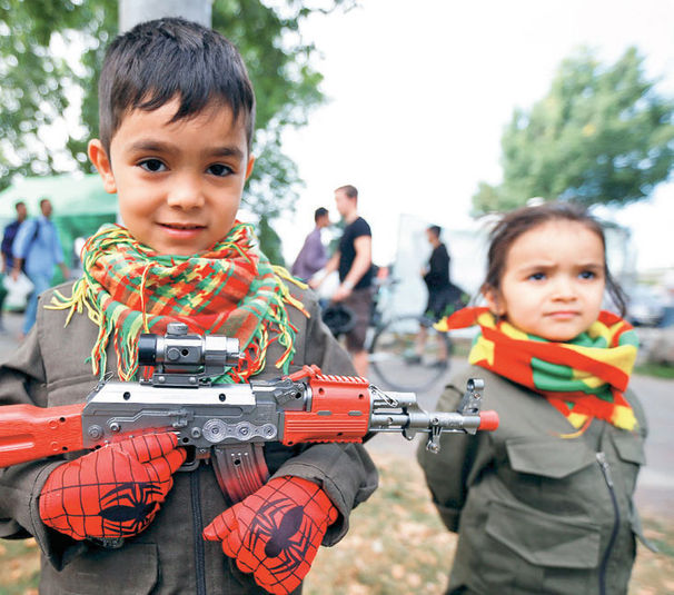 PKK mitinginde çocukların ellerine oyuncak silah verilmesi tepki çekti.