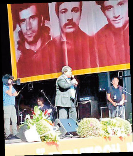 PKK bayraklarının ön planda olduğu, Öcalan lehine sloganların atıldığı mitinge, Avrupa turunda olan terör örgütü PYD Eşbaşkanı Salih Müslim de katıldı.