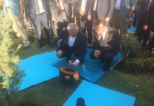 Başbakan Binali Yıldırım, temel atma programına katıldığı Diyarbakır'da Valilik bahçesinde fidan dikti. 