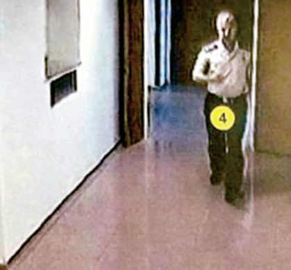 Yine aynı gece Baki Kavun’u güvenlik kameraları Genelkurmay koridorunda bu şekilde görüntüledi.