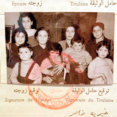 Cici’nin babaannesi Hayriye Hadid’in (sağdan ikinci) 1956’da çocukları ve akrabaları ile Suriye’de çıkarttığı kimlik kartı. Hayriye Hadid kucağına oğlu Muhammed’i almış ve belgeyi kızlık soyadı ile, yani “Hayriye Zâhir” diye imzalamış.