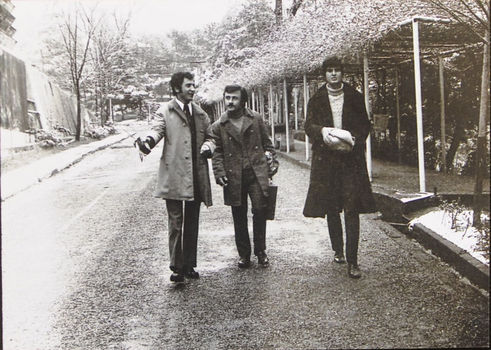 70’li yılların başı... ‘Kozalak Zeki’ ve Tarık Akan, Yalova’da asker uğurlamasına gittiklerinde.