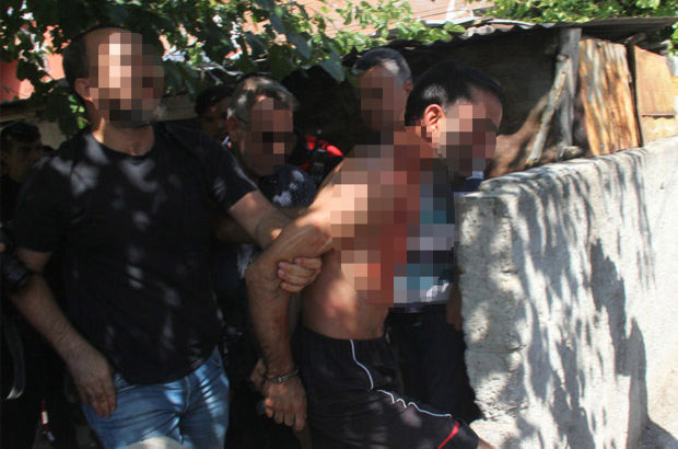 Adana'da kendisini yakalamak isteyen polise saldırdı