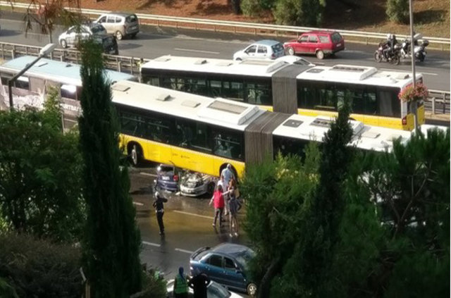 SON DAKİKA! İstanbul Acıbadem'de metrobüs kazası, metrobüs yoldan çıktı